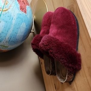 SoftMoc open back fuzzy slippers size 9